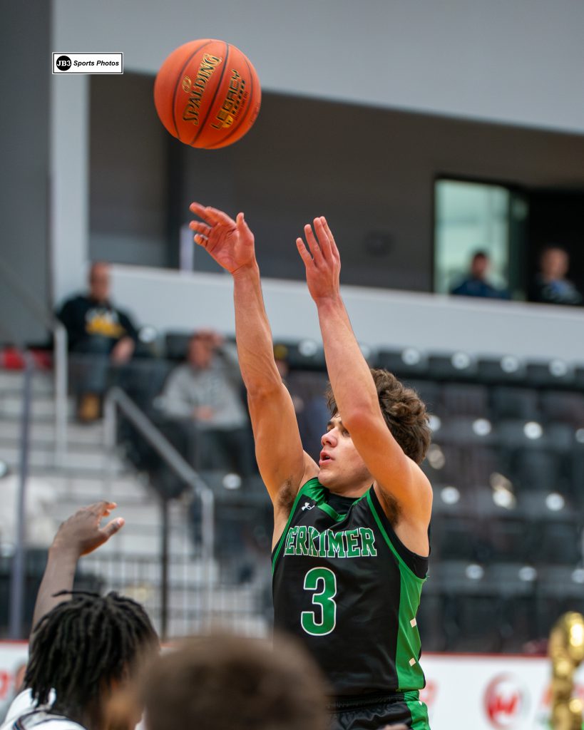 Zack Petucci shooting a basketball